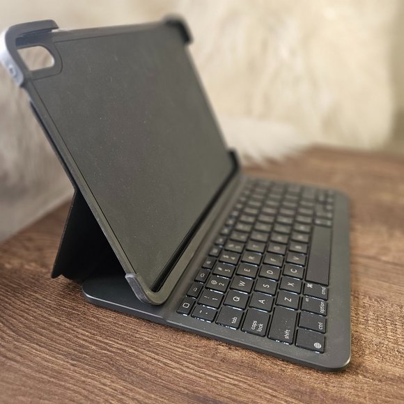 Logitech Slim Folio Pro Backlit Keyboard Bluetooth Case iPad Pro 11", Black - Picture 1 of 8